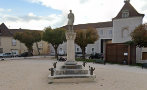 En 1924 une statue de Charles Bourseul a été installée à Saint-Céré